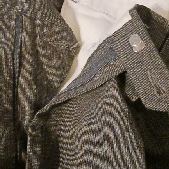 Men's 34 /30 Gallery by Haggar Grey Slacks - Picture 9 of 11